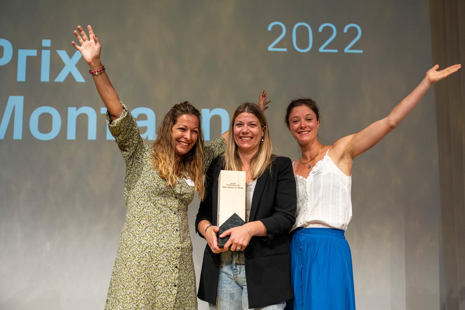 Begeisterte Gewinner: Das Team von Palp Festival et Village feiert den Gewinn des Prix Montagne 2022.